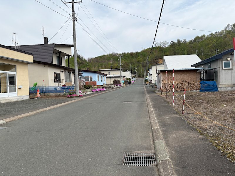 川東３４０番　戸建て 現地写真（前面道路含む現地写真）