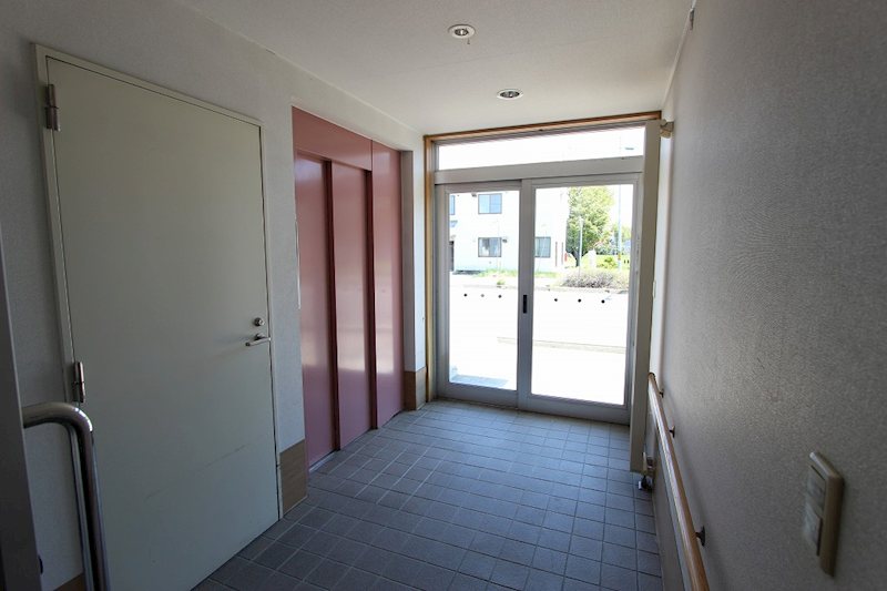 美芳町１０丁目１番　寄宿舎 現地写真（玄関）