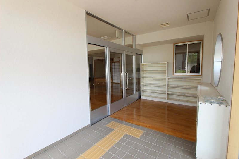 美芳町１０丁目１番　寄宿舎 現地写真（玄関）