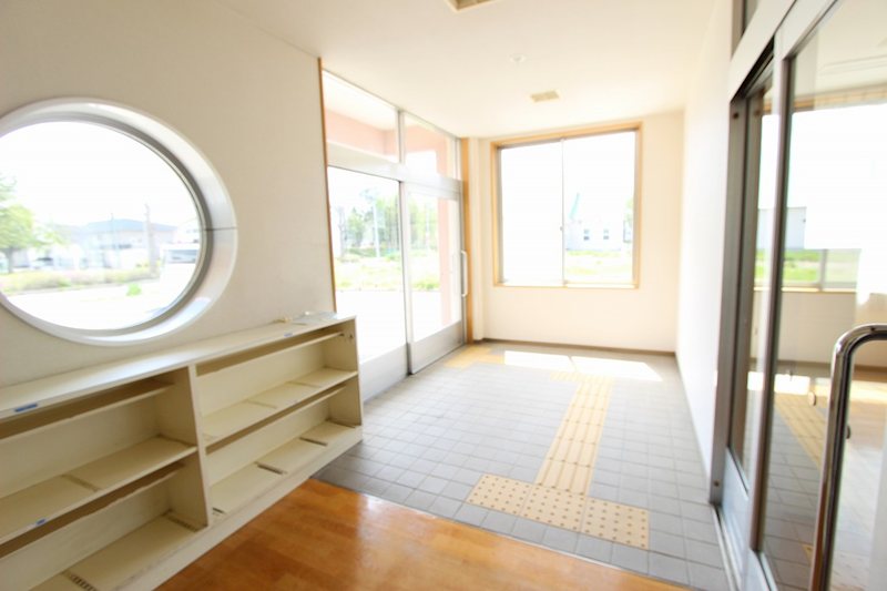 美芳町１０丁目１番　寄宿舎 現地写真（玄関）