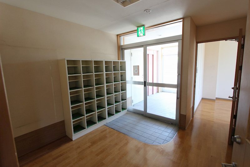 美芳町１０丁目１番　寄宿舎 現地写真（玄関）