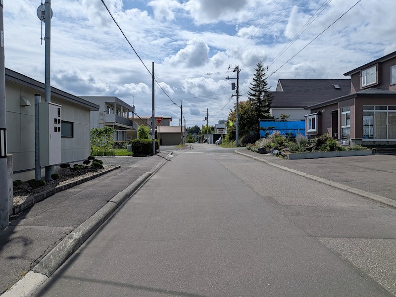 柏陽町５５７番　戸建て 現地写真（前面道路含む現地写真）