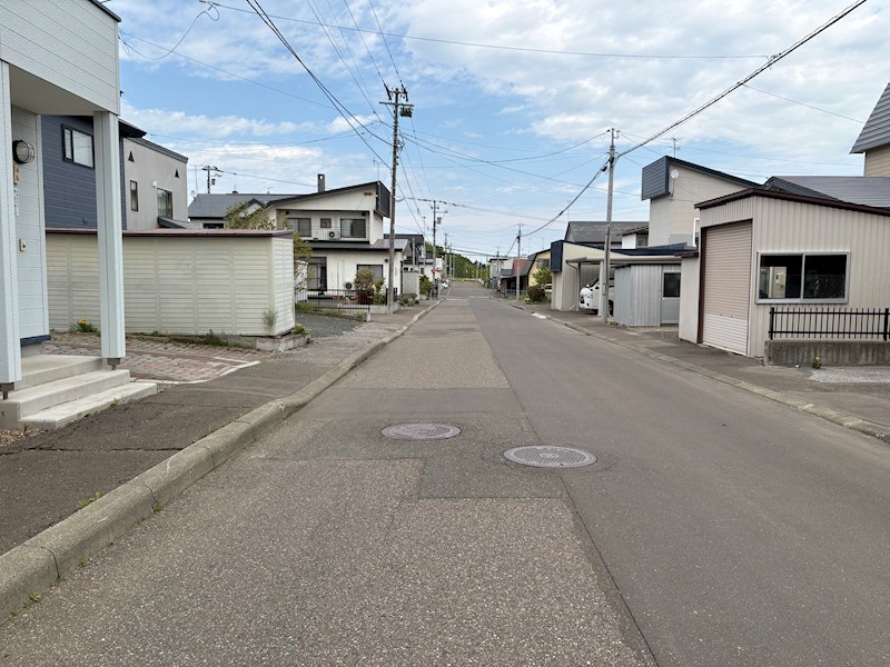 柏陽町５５７番　戸建て 現地写真（前面道路含む現地写真）