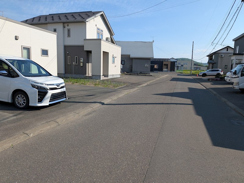 川東５６番　戸建て 現地写真（前面道路含む現地写真）
