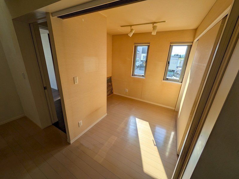 川東５６番　戸建て 内観写真（リビング以外の居室）