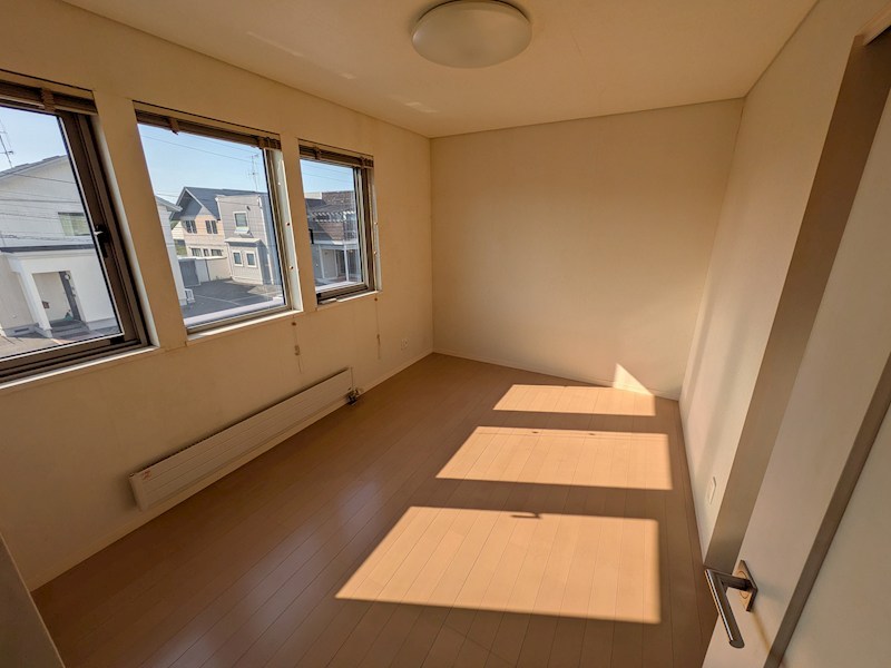 川東５６番　戸建て 内観写真（リビング以外の居室）