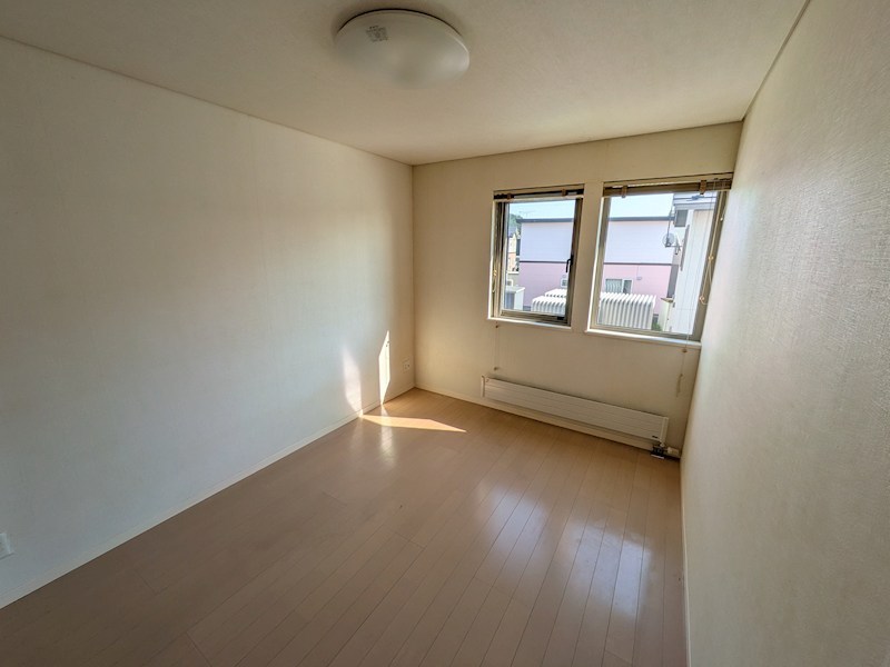 川東５６番　戸建て 内観写真（リビング以外の居室）