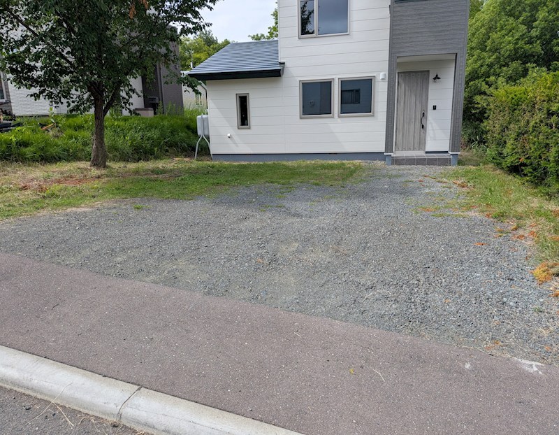 美山町南１０丁目３７番　戸建て 現地写真（駐車場）