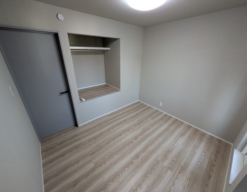 美山町南１０丁目３７番　戸建て 内観写真（リビング以外の居室）