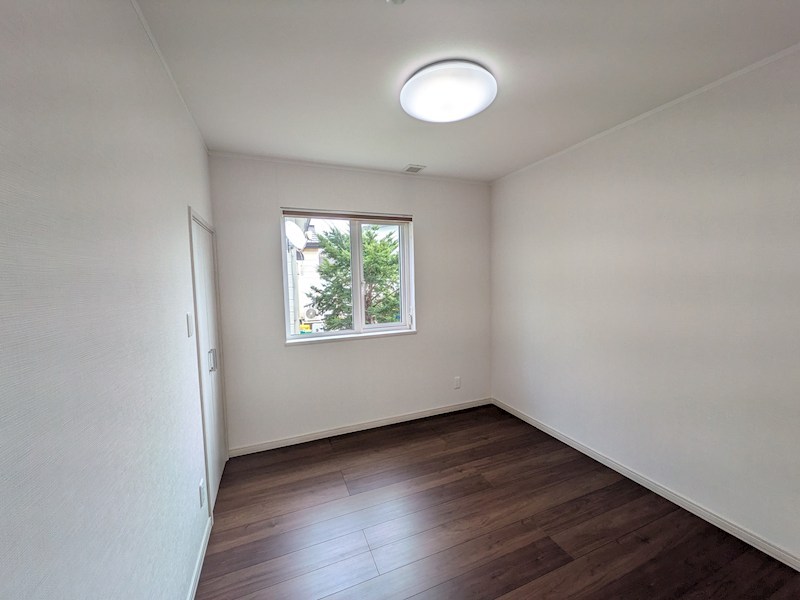 東三輪４丁目１６番　戸建て 内観写真（リビング以外の居室）