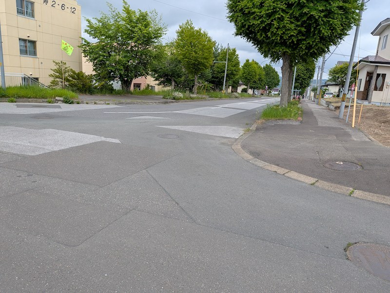 寿町４丁目８番　土地 現地写真（前面道路含む現地写真）