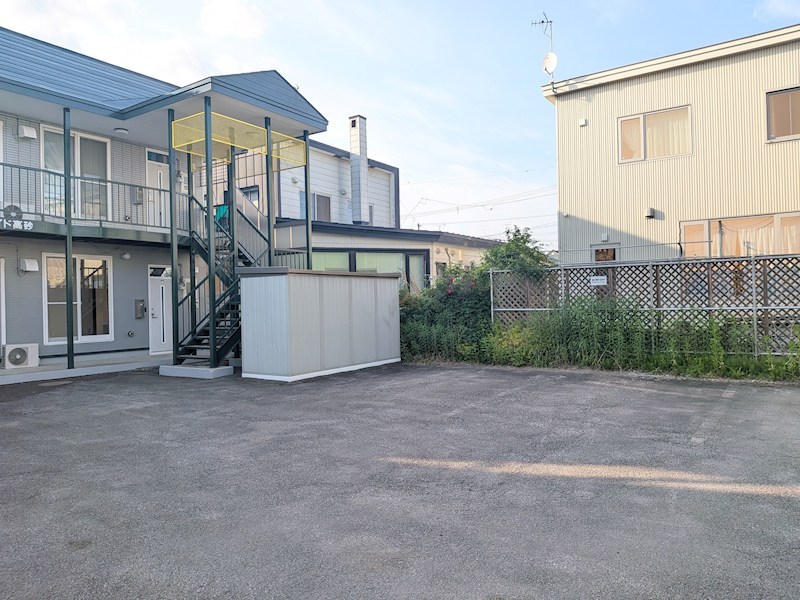 高砂町１８番　共同住宅 現地写真（駐車場）