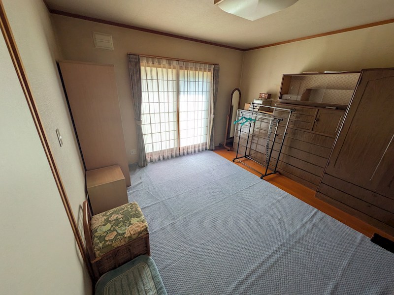 緑町３丁目２番　戸建て 内観写真（リビング以外の居室）