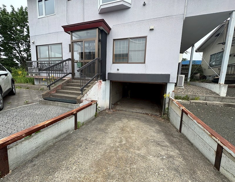 三楽町１９４番　戸建て 現地写真（駐車場）