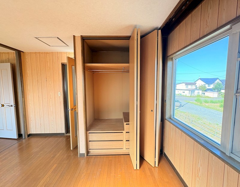 三楽町１９４番　戸建て 内観写真（収納）