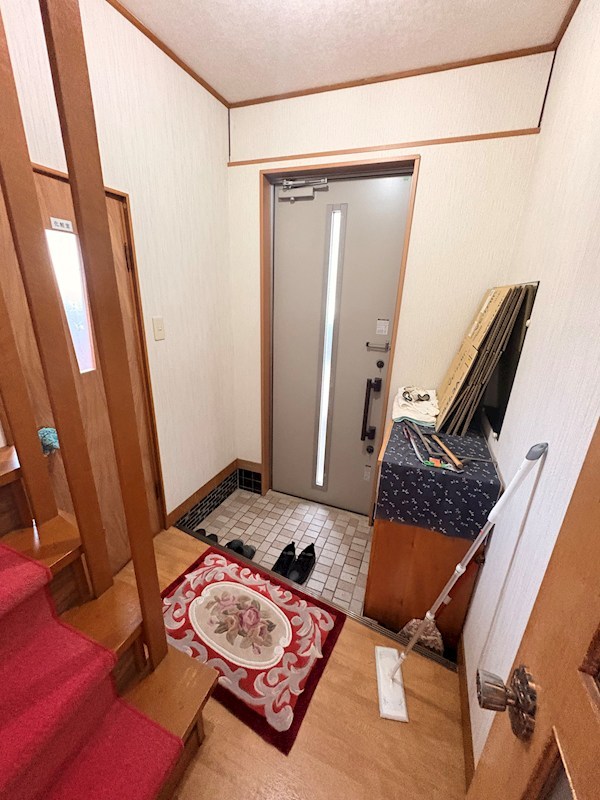 中央三輪３丁目５３０番　戸建て 現地写真（玄関）