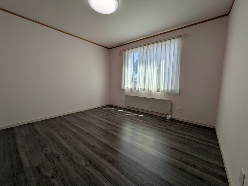 美芳町９丁目２番　戸建て 内観写真（リビング以外の居室）