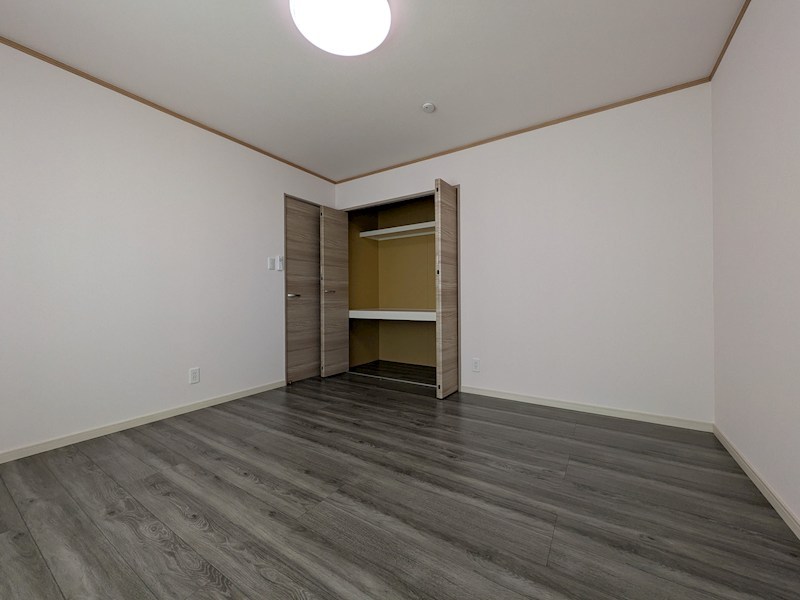 美芳町９丁目２番　戸建て 内観写真（リビング以外の居室）