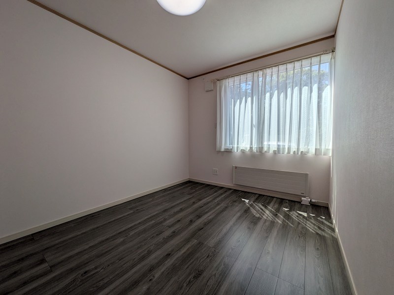美芳町９丁目２番　戸建て 内観写真（リビング以外の居室）