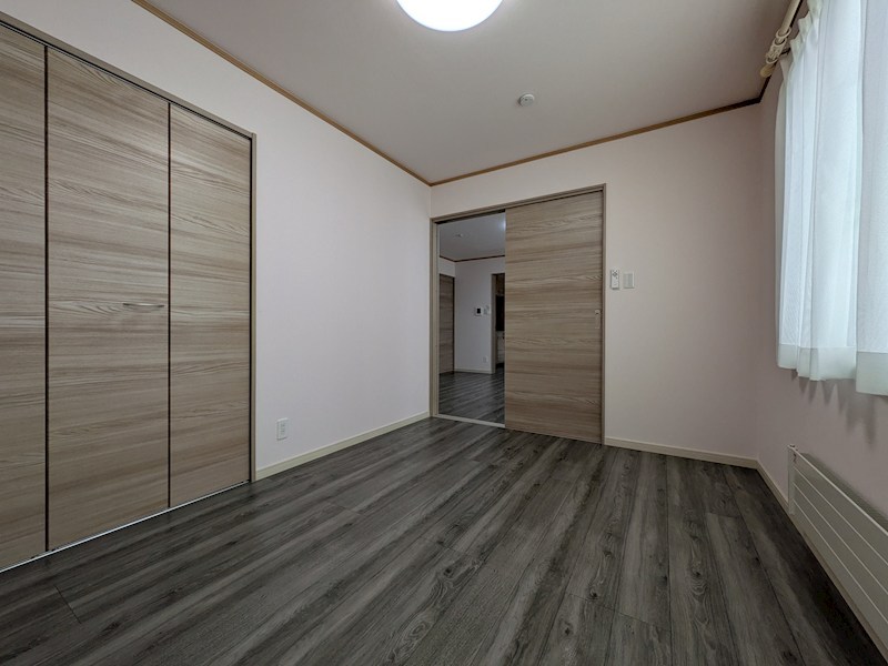 美芳町９丁目２番　戸建て 内観写真（リビング以外の居室）