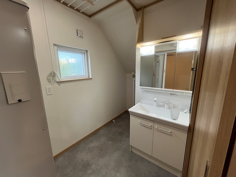高栄東町４丁目１６１番　戸建て 内観写真（洗面台・洗面所）