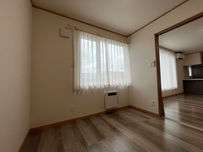 高栄東町４丁目１６１番　戸建て 内観写真（リビング以外の居室）