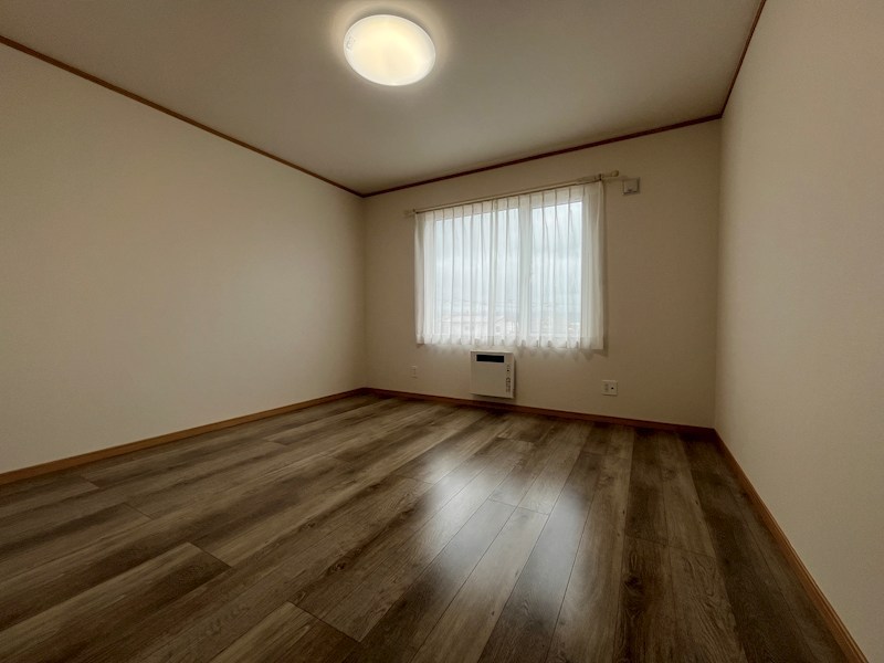 高栄東町４丁目１６１番　戸建て 内観写真（リビング以外の居室）