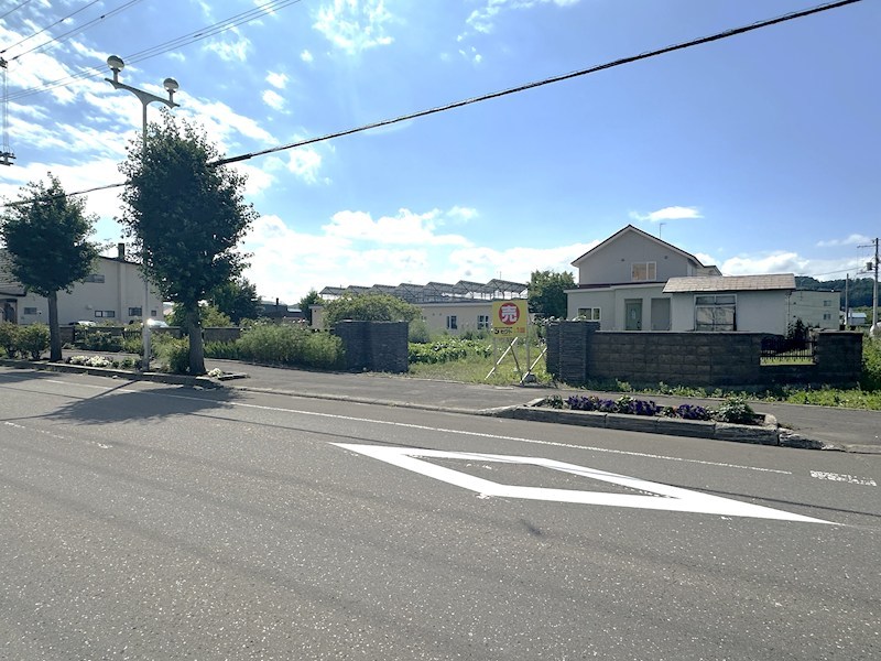 美幌町字鳥里２丁目５番　土地 現地写真（前面道路含む現地写真）