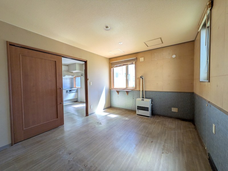 美芳町６丁目５番　戸建て 内観写真（リビング以外の居室）