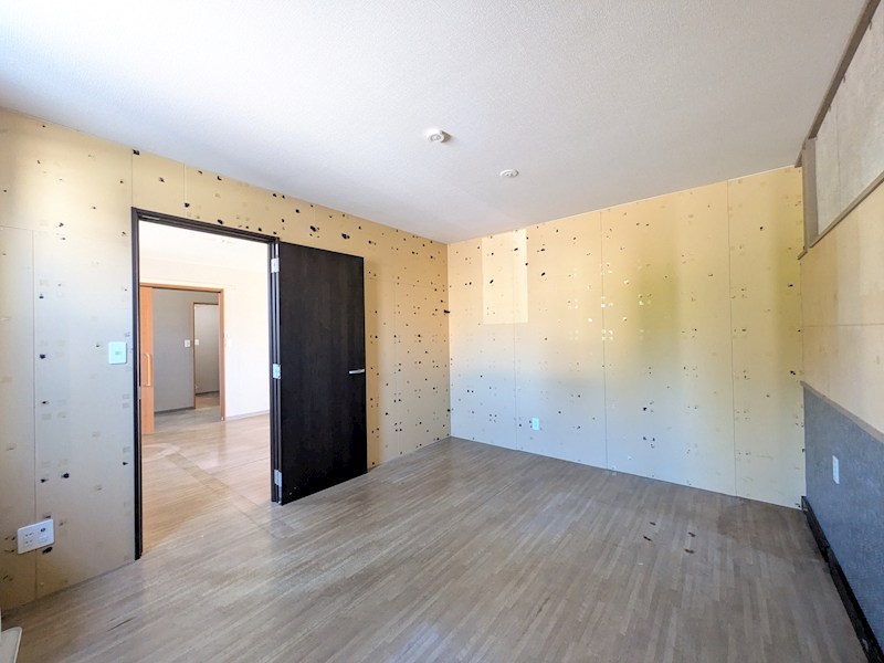 美芳町６丁目５番　戸建て 内観写真（リビング以外の居室）