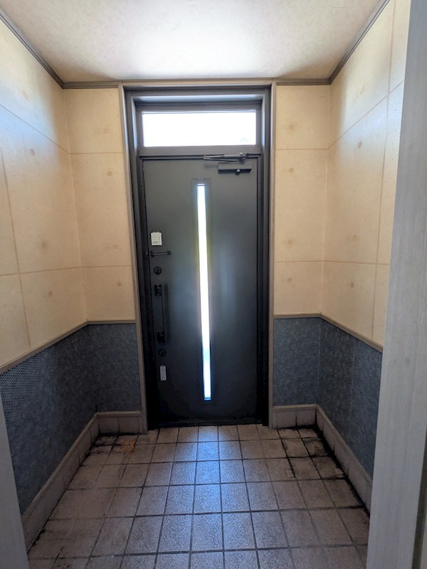 美芳町６丁目５番　戸建て 現地写真（玄関）