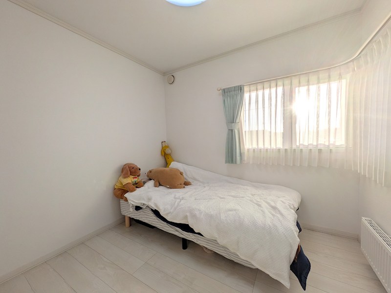 川東３９番　戸建て 内観写真（リビング以外の居室）
