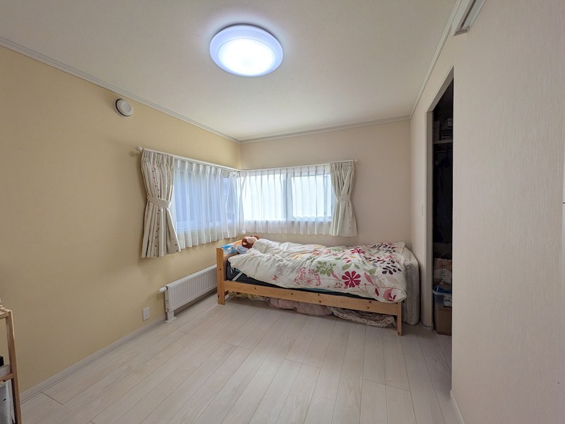 川東３９番　戸建て 内観写真（リビング以外の居室）