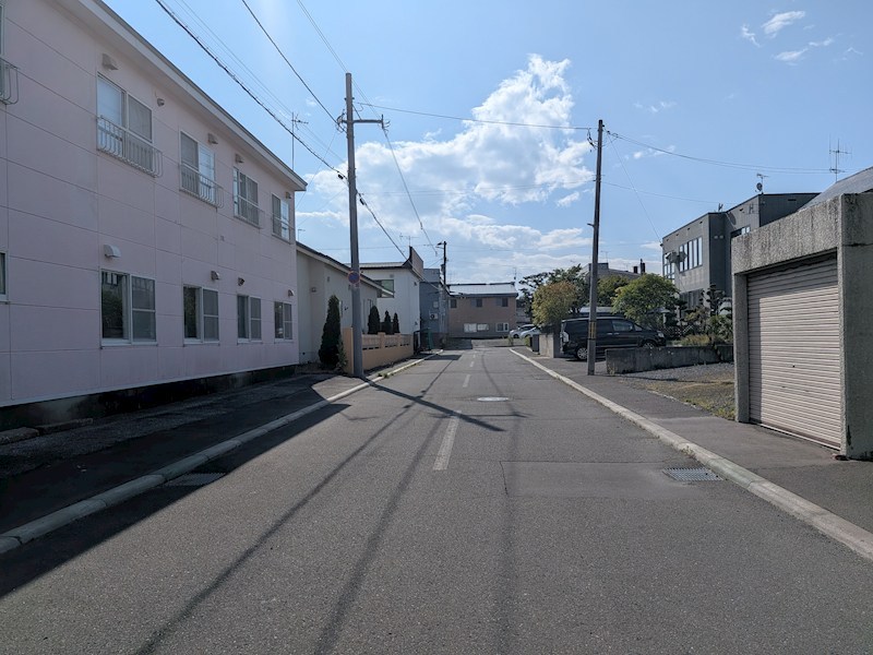 北進町４丁目２５６番　共同住宅 現地写真（前面道路含む現地写真）