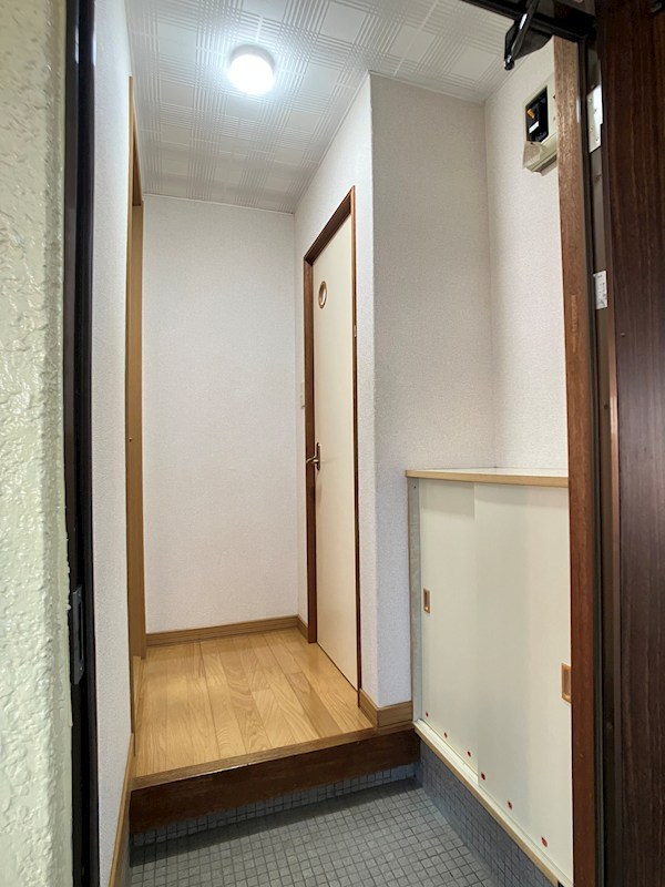 北進町４丁目２５６番　共同住宅 現地写真（玄関）