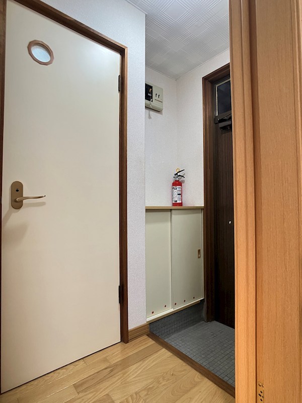 北進町４丁目２５６番　共同住宅 現地写真（玄関）