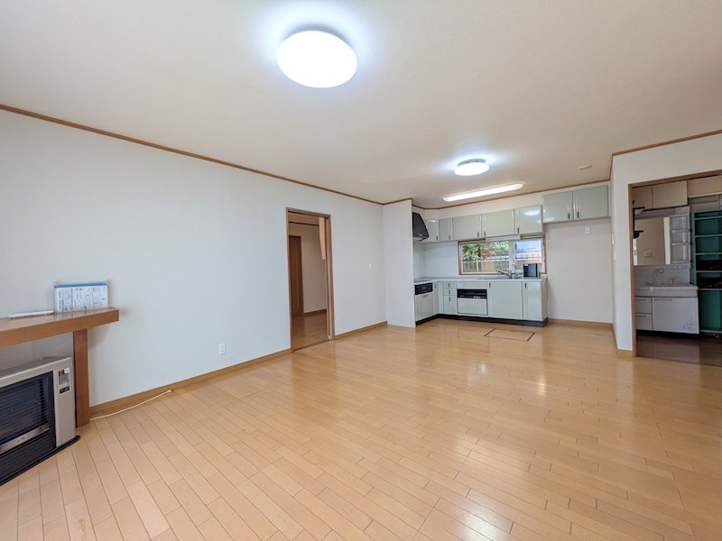 美芳町６丁目１番　戸建て 内観写真（リビング）