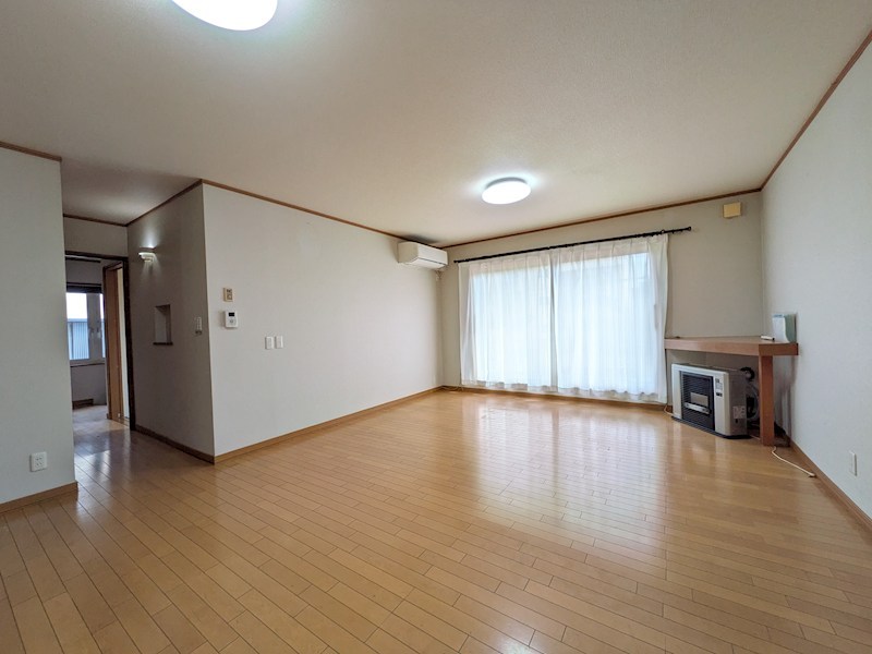 美芳町６丁目１番　戸建て 内観写真（リビング）