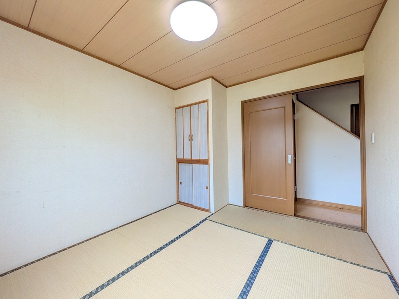 美芳町６丁目１番　戸建て 内観写真（リビング以外の居室）