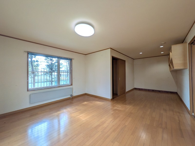 美芳町６丁目１番　戸建て 内観写真（リビング以外の居室）