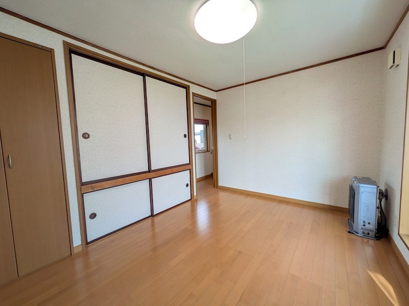 美芳町６丁目１番　戸建て 内観写真（リビング以外の居室）