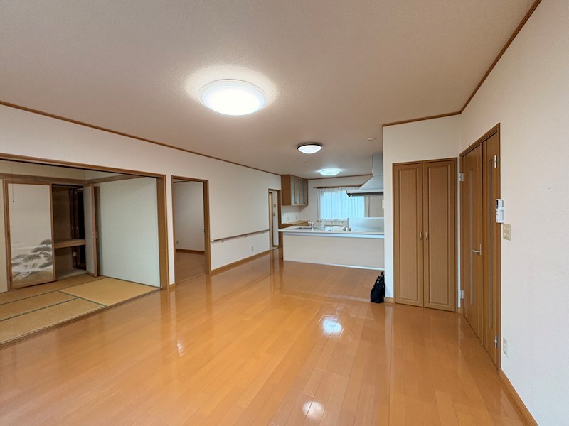 東陵町１７０番　戸建て 内観写真（リビング）