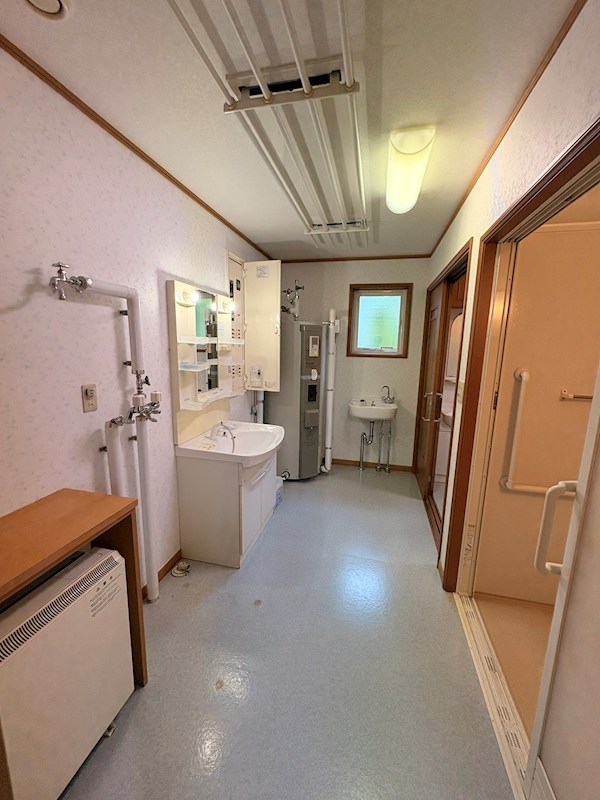 東陵町１７０番　戸建て 内観写真（洗面台・洗面所）