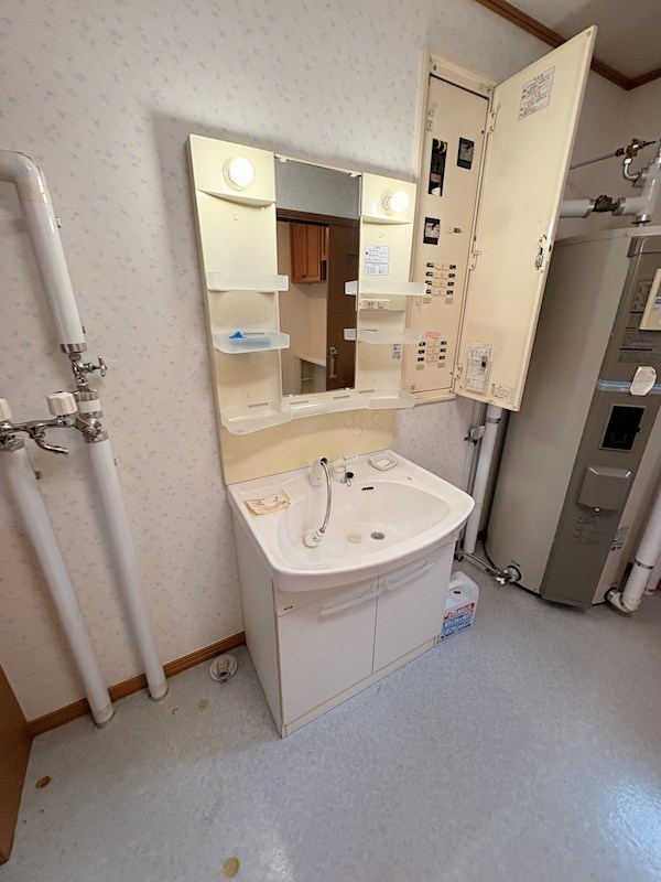 東陵町１７０番　戸建て 内観写真（洗面台・洗面所）