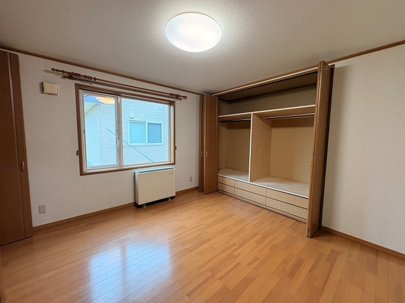東陵町１７０番　戸建て 内観写真（リビング以外の居室）