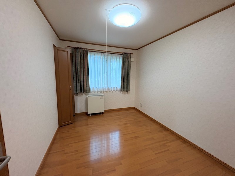 東陵町１７０番　戸建て 内観写真（リビング以外の居室）