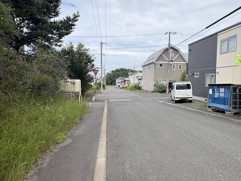 美山町西５丁目４７番　土地 現地写真（前面道路含む現地写真）