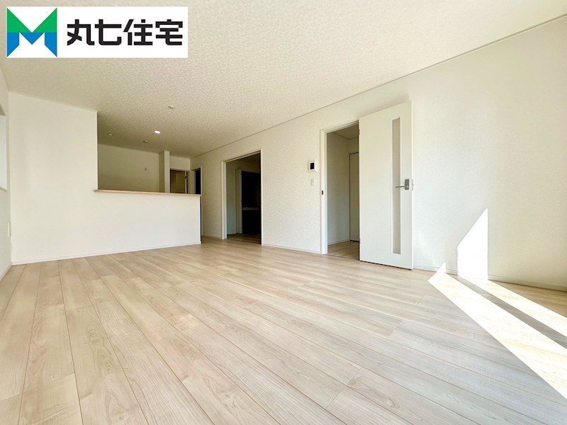 蒲郡市豊岡町平田門　第8② 内観写真（リビング）