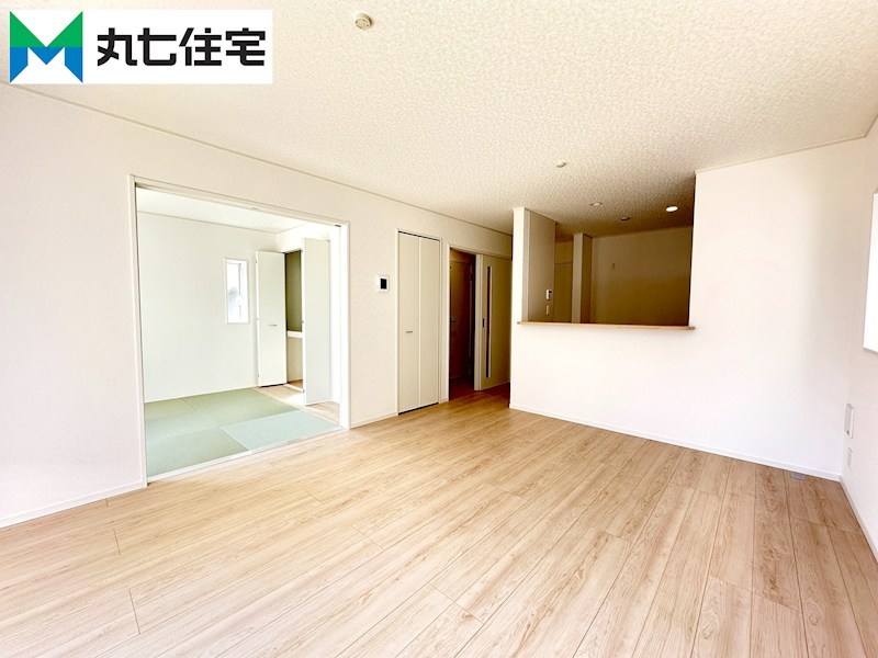 蒲郡市大塚町第13　丸山　1号棟 内観写真（リビング）