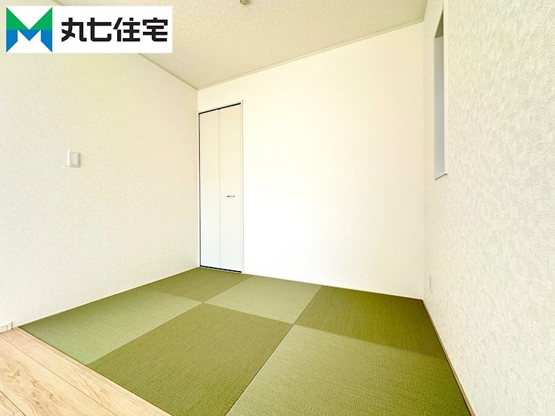 蒲郡市大塚町第13　丸山　2号棟  内観写真（リビング以外の居室）
